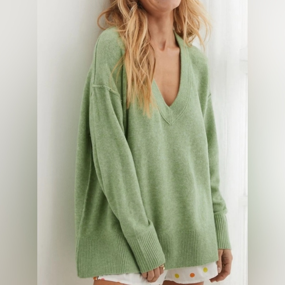 Aerie unreal v neck sweater size small